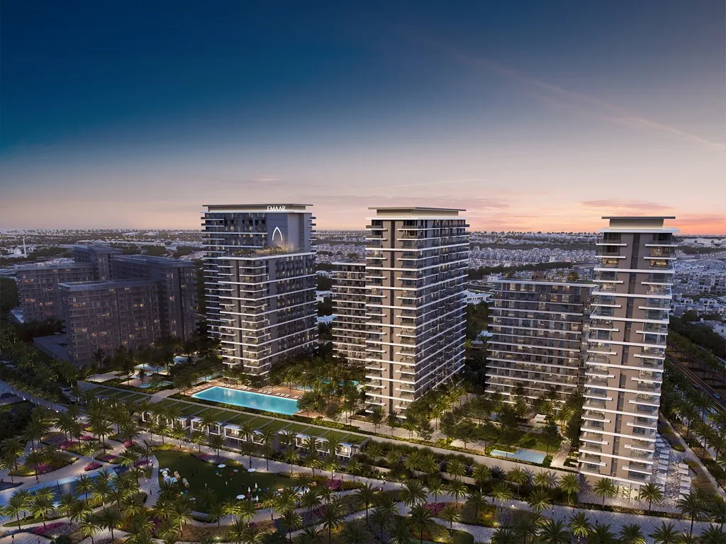 Корпуса Palace Residences на закате, бассейн во дворе