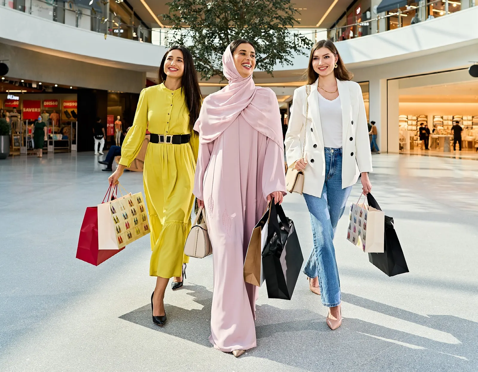 Drei Kundinnen mit Einkaufstüten in der Galerie der Dubai Hills Mall