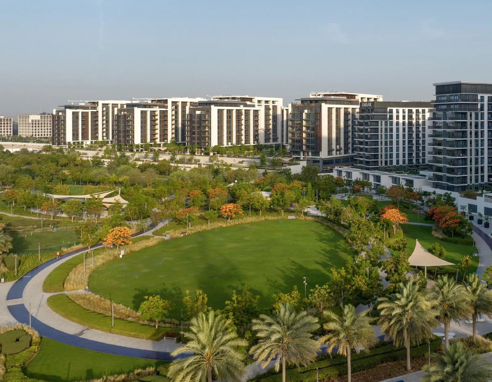 المسطح الأخضر ومسارات الجري في Dubai Hills Park