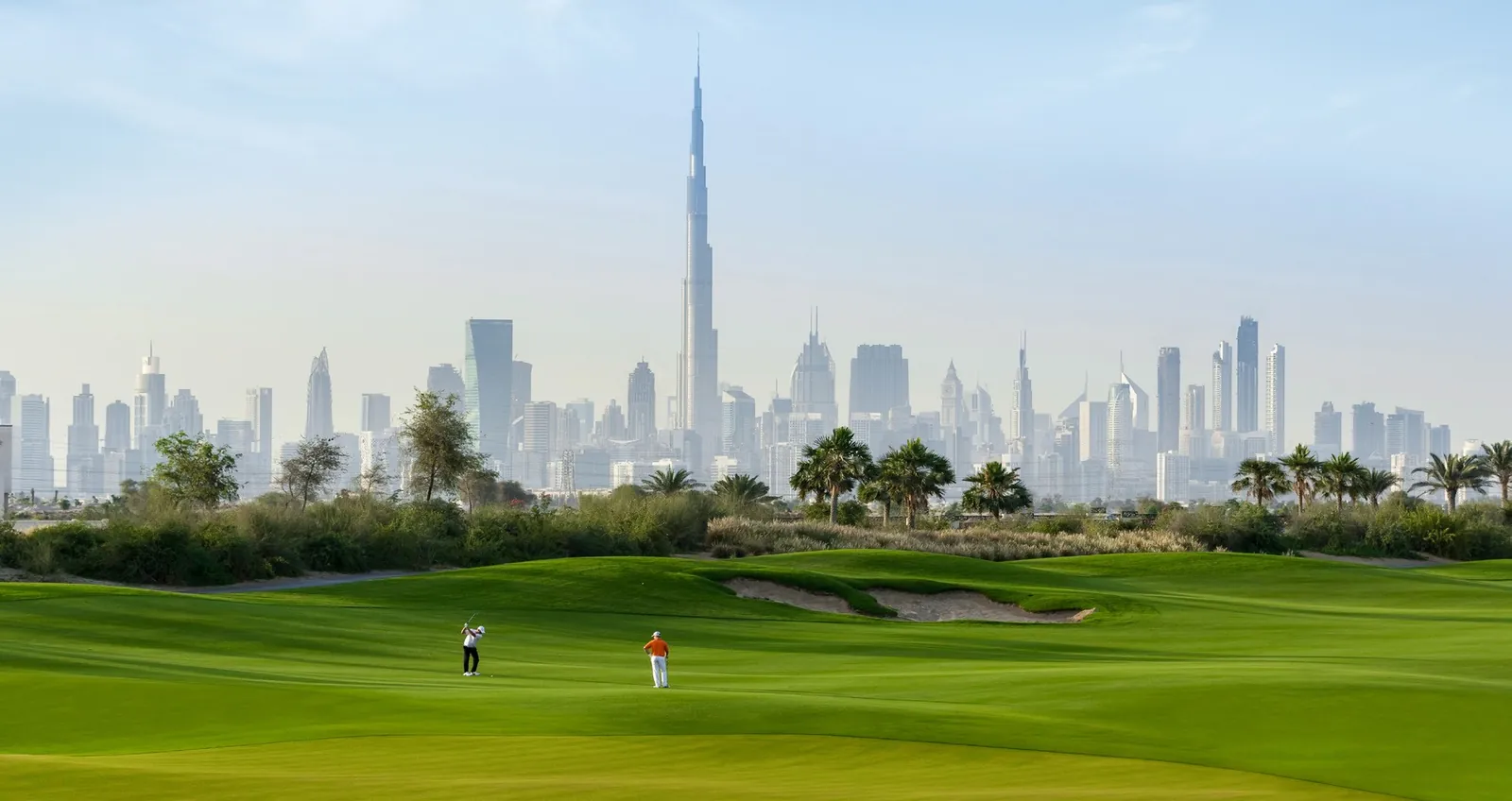 Golfplatz Dubai Hills vor der Kulisse von Downtown Dubai