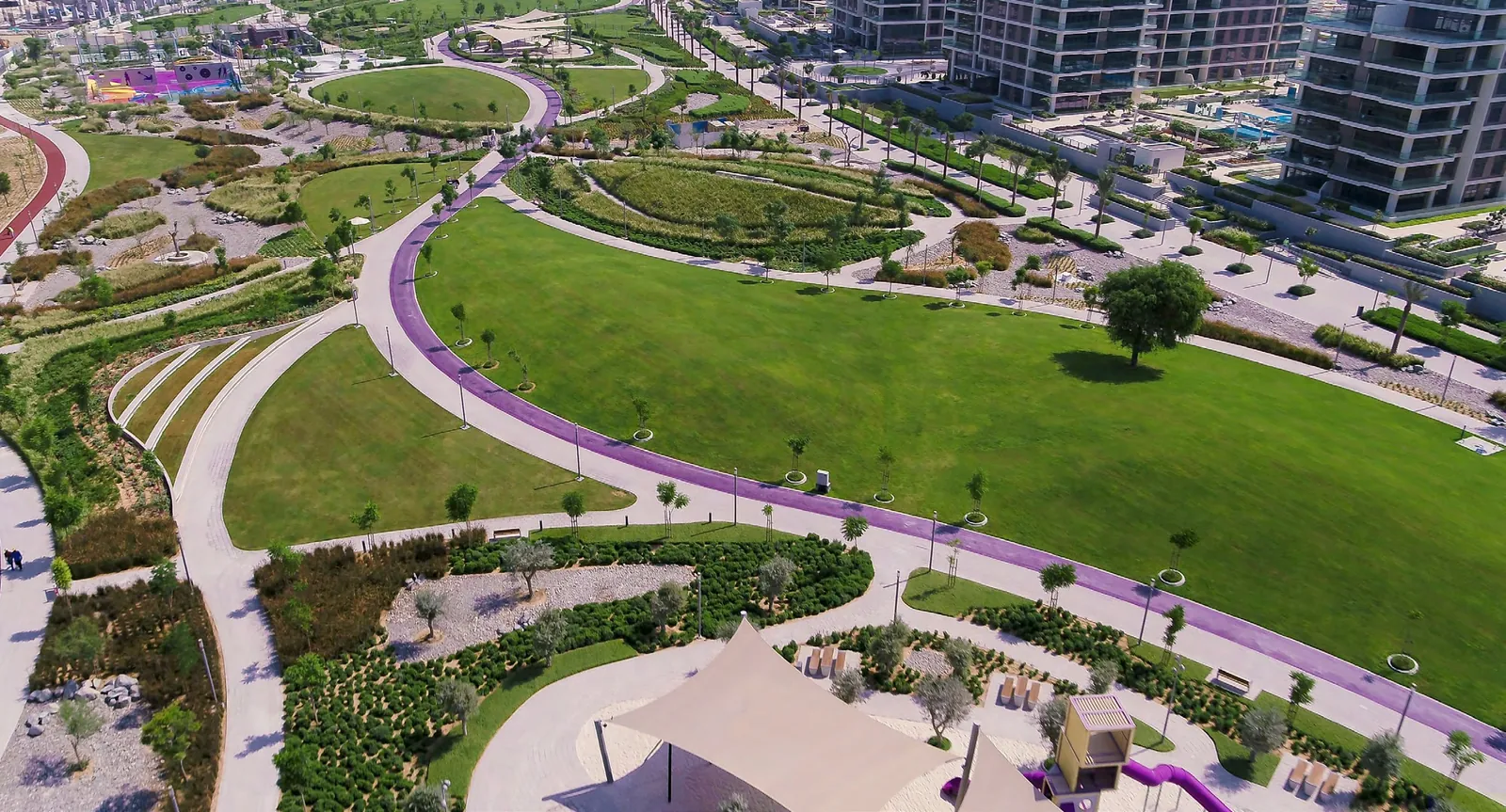 مروج وممرات الحديقة بجوار المباني السكنية في Dubai Hills